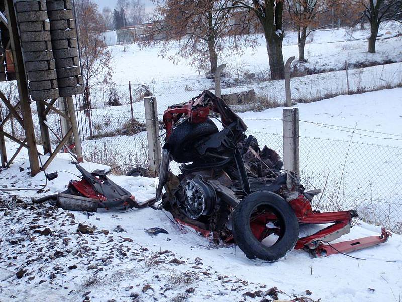 Srážka zrychleného vlaku a osobního automobilu v Třebechovicích stála řidiče život, 14. prosince 2010.