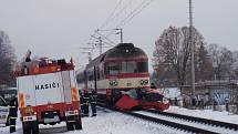 Srážka zrychleného vlaku a osobního automobilu v Třebechovicích stála řidiče život, 14. prosince 2010.