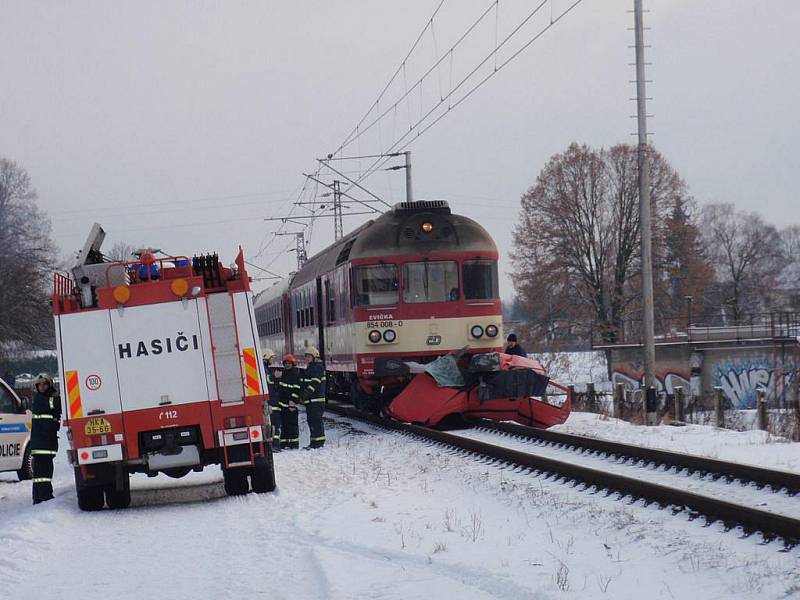 Srážka zrychleného vlaku a osobního automobilu v Třebechovicích stála řidiče život, 14. prosince 2010.