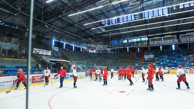 Hokejisté Hradce Králové při tréninku na ledě.
