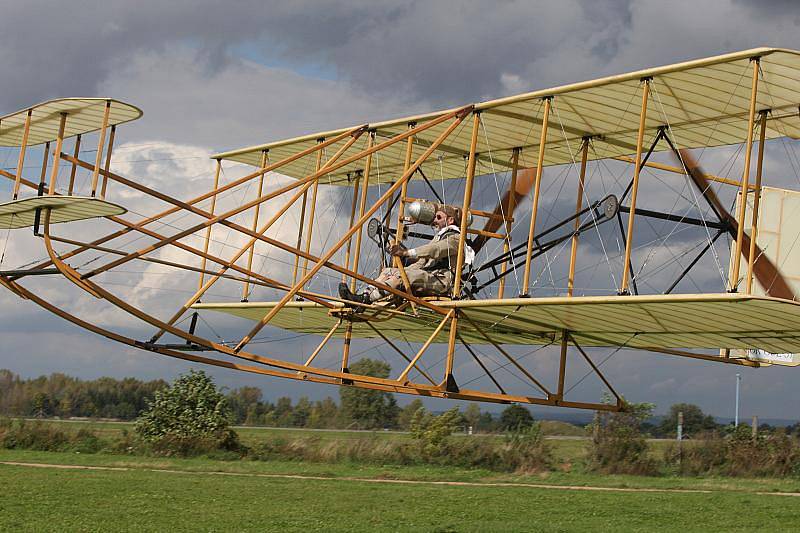 Letadlo Wright vzlétlo pomocí katapultu. Úspěšný pokus se uskutečnil na hradeckém letišti.