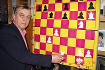 Evžen Gonsior u své milované šachovnice