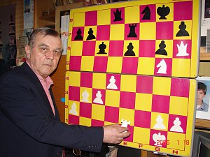 Evžen Gonsior u své milované šachovnice