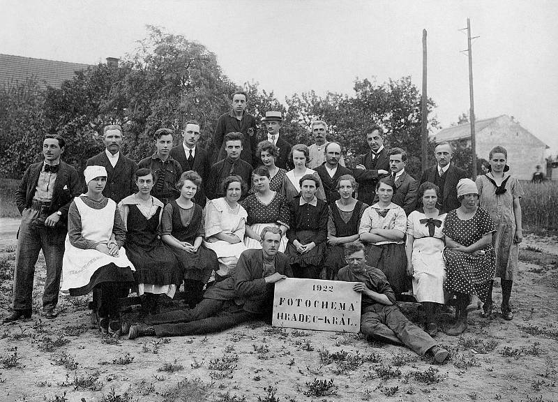 Skupinové foto zaměstnanců z roku 1922.