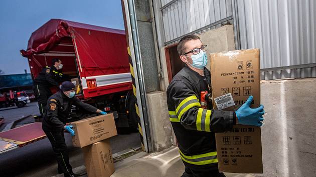 Dodávka 23 400 kusů respirátorů a roušek z čínské zásilky dorazila do Hradce Králové.