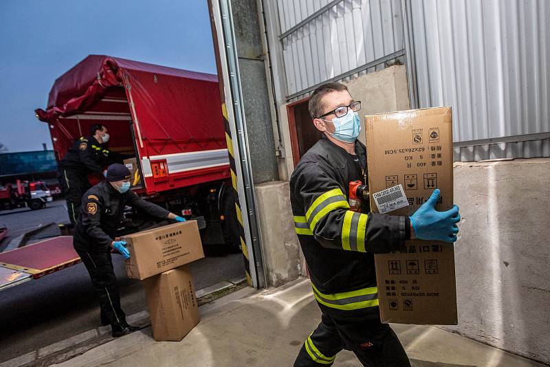 Dodávka 23 400 kusů respirátorů a roušek z čínské zásilky dorazila do Hradce Králové.