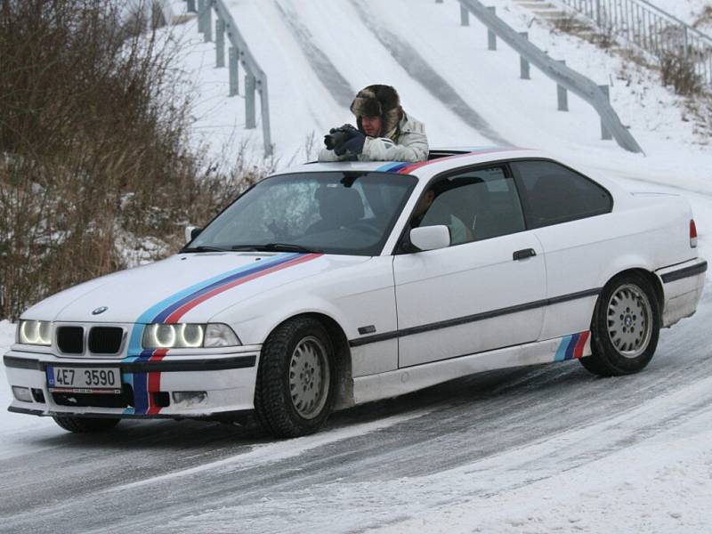 Zimní jízda automobilů na okruhu CzechRing na letišti v Hradci Králové.