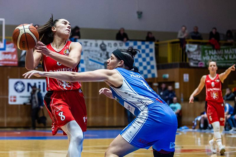 Ženská basketbalová liga: Sokol Nilfisk Hradec Králové - BK Loko Trutnov.