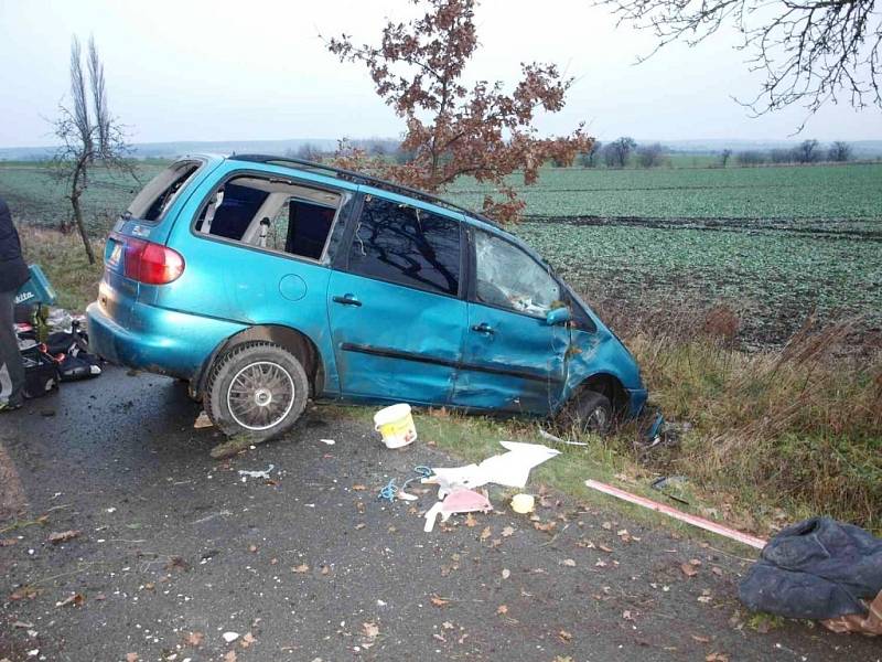 Havárie osobního automobilu mezi Novým Bydžovem a Skochovicemi poblíž odbočky na Lužec nad Cidlinou.