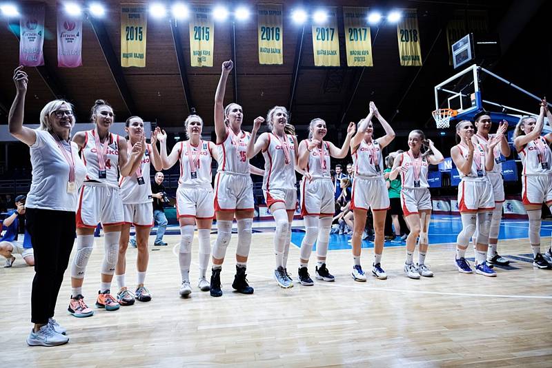 VELKÉHO ÚSPĚCHU dosáhly na ME basketbalistek do 20 let hráčky Česka. Ke stříbrným medailím přispělo také kvarteto z Hradce Králové - trenérka Romana Ptáčková a hráčky Martina Pokorná, Dominika Paurová a Natálie Vlčková.