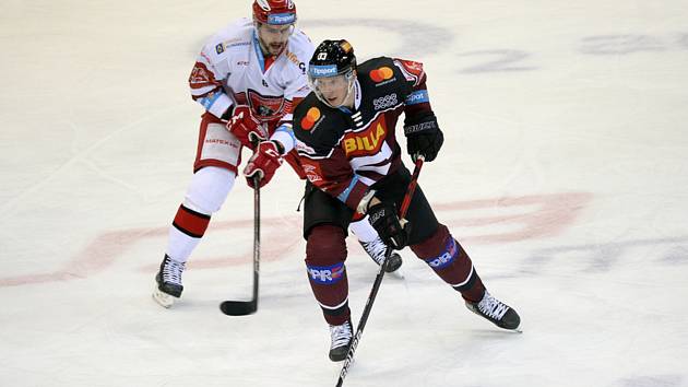 HC Sparta Praha - Mountfield HK: zleva Lukáš Cingeľ z Hradce Králové a Jan Košťálek ze Sparty.