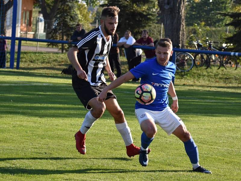 V KRAJSKÉM PŘEBORU se Jiří Pečenka (v červených kopačkách) zabydlel rychle. A nejen to, on se dokonce parádně rozstřílel. V probíhající sezoně má na svém kontě už devět branek. O jeho umění se přesvědčily i týmy Chlumce a Lázní Bělohrad.