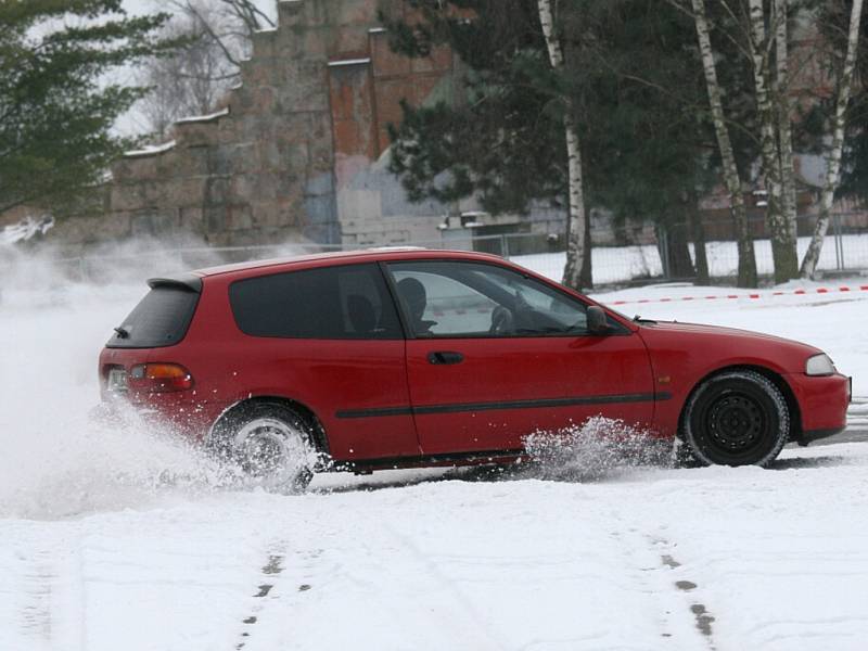 Zimní jízda automobilů na okruhu CzechRing na letišti v Hradci Králové.