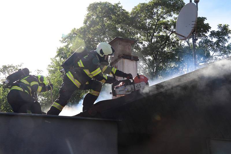 V hradeckých Svinarech včera prakticky shořela chata. Škodu odhadují hasiči na dva miliony korun.