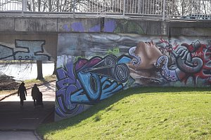 Před rokem se na hradeckém mostu U Soutoku objevilo kontroverzní graffiti.