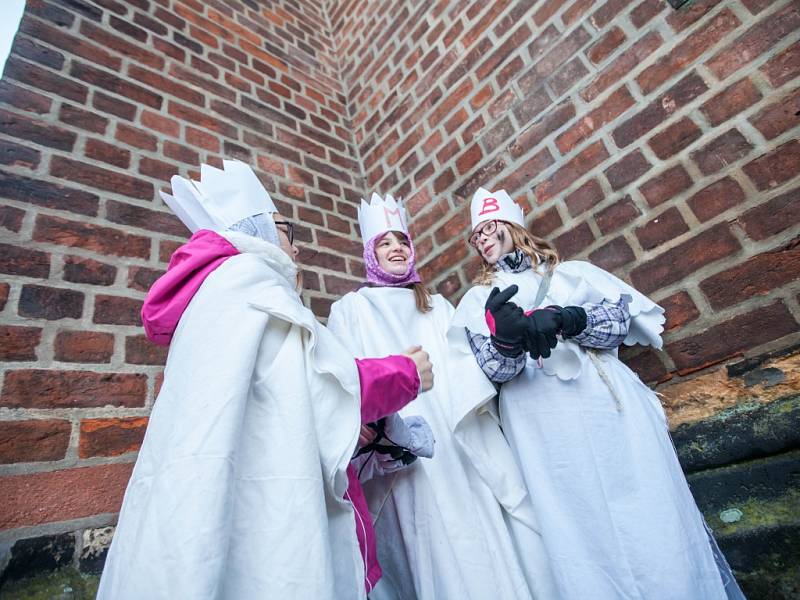 Biskupské požehnání tříkrálovým koledníkům v katedrále sv. Ducha v Hradci Králové.