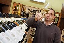 Vybrat dobré víno pomůže znalec. Konzultace s ním zabrání, aby si laik v obchodě připadal jako ve španělské vesnici.