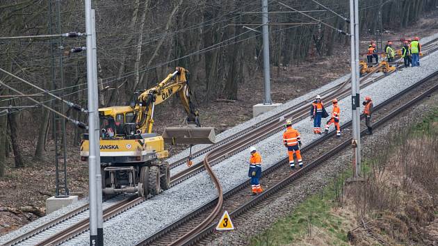 Práce na zdvoukolejnění železniční trati Hradec Králové - Pardubice.