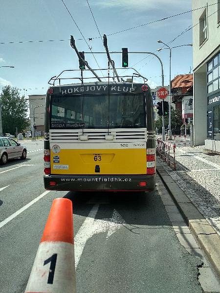 Trolejbus kvůli neznámému vozidlu musel prudce zastavit.