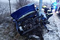 Nehoda osobního auta, mezi Slatinou a Černilovem narazilo do sloupu.