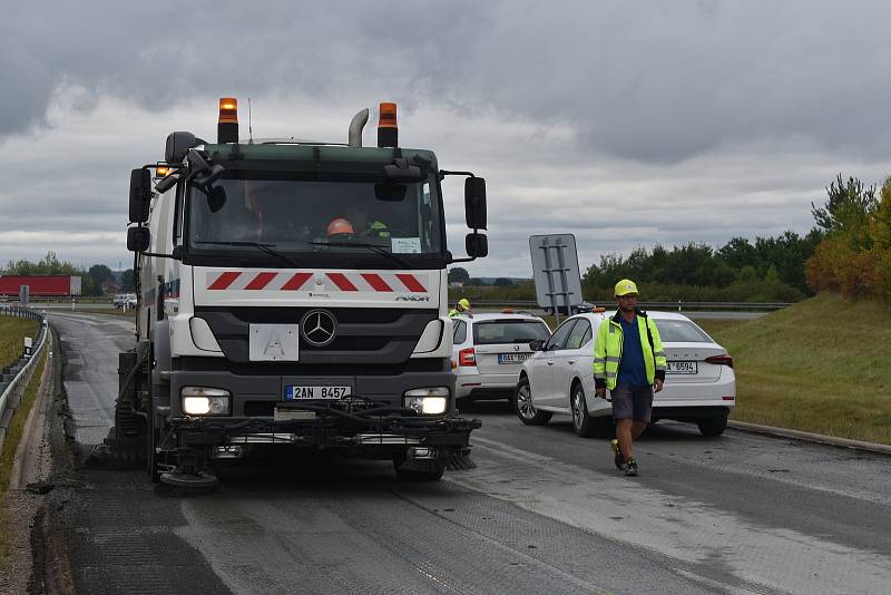 Silničáři do 7. října obnoví 15 kilometrů dálnic D11 a 35 na Hradubicku. Práce mají být expresně rychlé