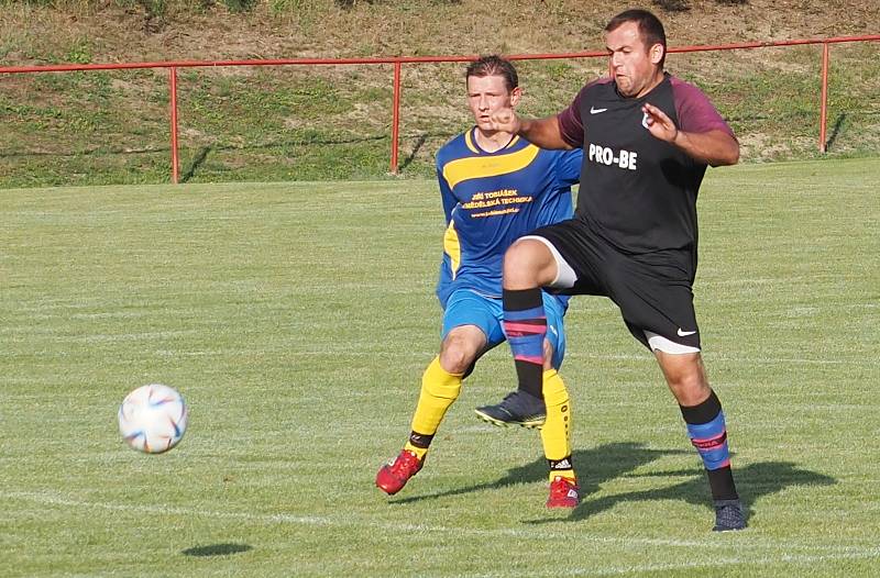 ŠLÁGR OKRESNÍHO PŘEBORU. Fotbalisté Prasku (v tmavém)  v souboji o čelo tabulky porazili Roudnici B 1:0.