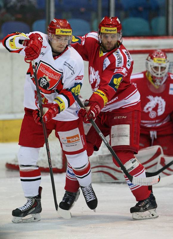 Hokejová extraliga: Mountfield HK - HC Oceláři Třinec.