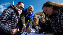 #Vyjdi ven - výstražná stávka studentů na obranu ústavních a společenských zvyklostí a hodnot na Masarykově náměstí v Hradci Králové.