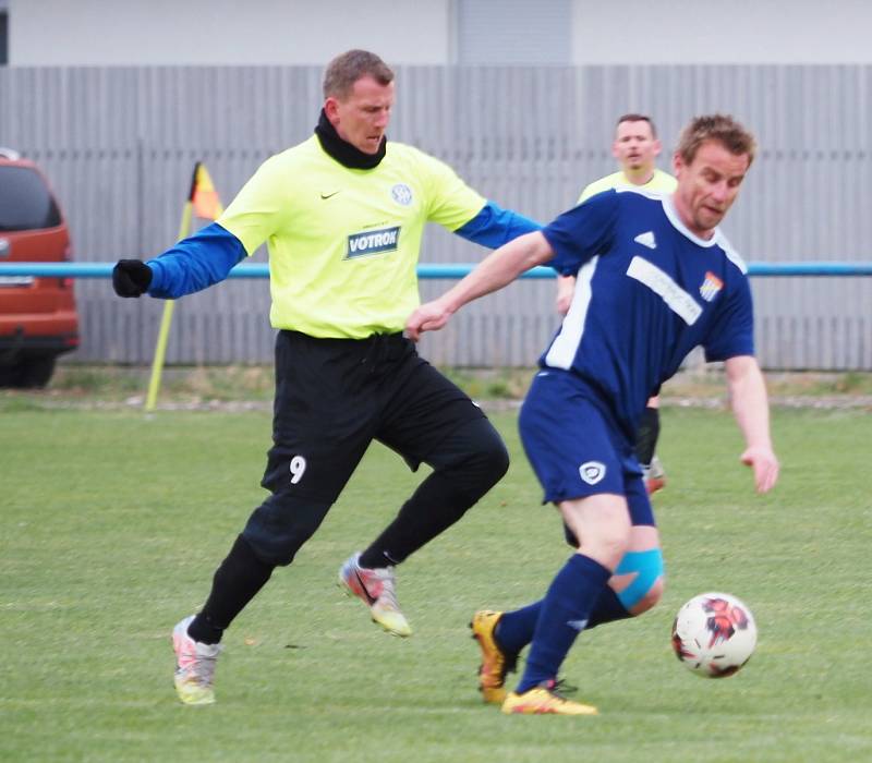 Zápas okresního přeboru Malšova Lhota (v modrém) vs. Lovčice 5:0