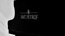Klavír Ant. Petrof u příležitosti výročí 150 let od založení společnosti.