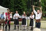 Mezinárodní folklorní festival v královéhradeckých Jiráskových sadech.