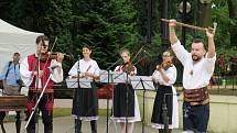 Mezinárodní folklorní festival v královéhradeckých Jiráskových sadech.