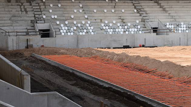 Při zastávce v Hradci Králové si premiér Petr Fiala prohlédl rozestavěný fotbalový stadion v Malšovicích.