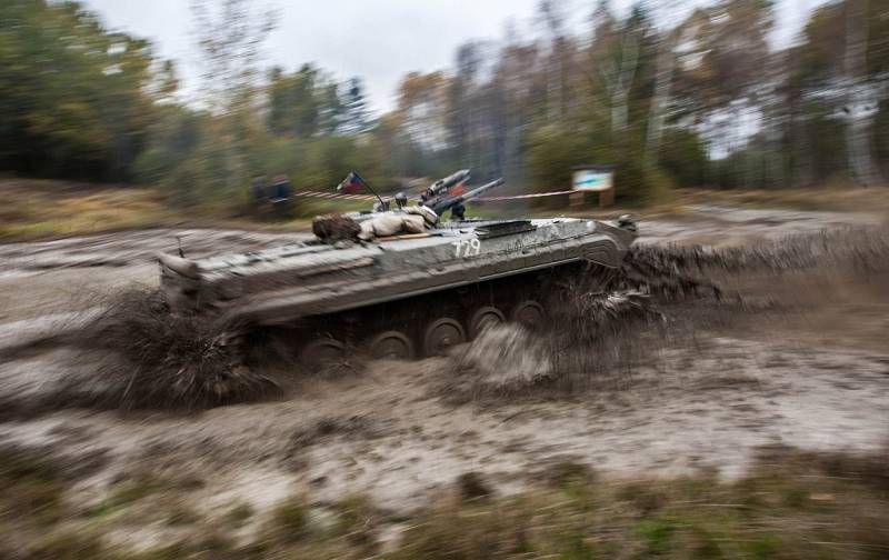 Těžká vojenská technika v lokalitě přírodní památky Plachta v Hradci Králové.