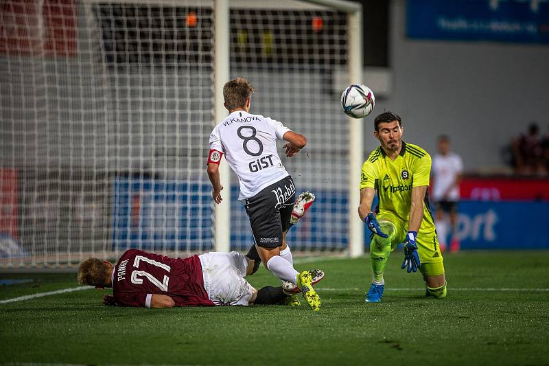 NA LETNÉ hradečtí fotbalisté brankáře Sparty Florina Nitu nepřekonali. Na snímku Adam Vlkanova.