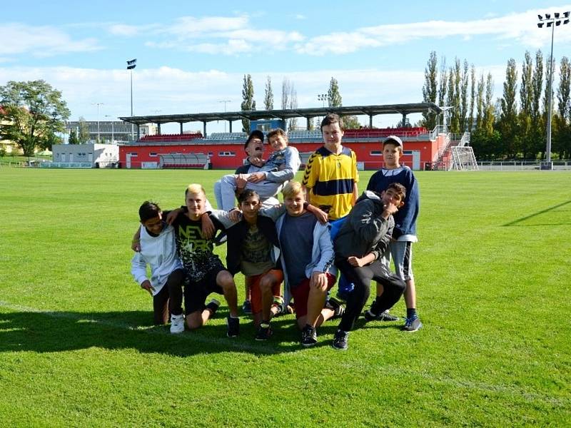 Žáci ze speciální školy na tréninku hradeckých fotbalistů.