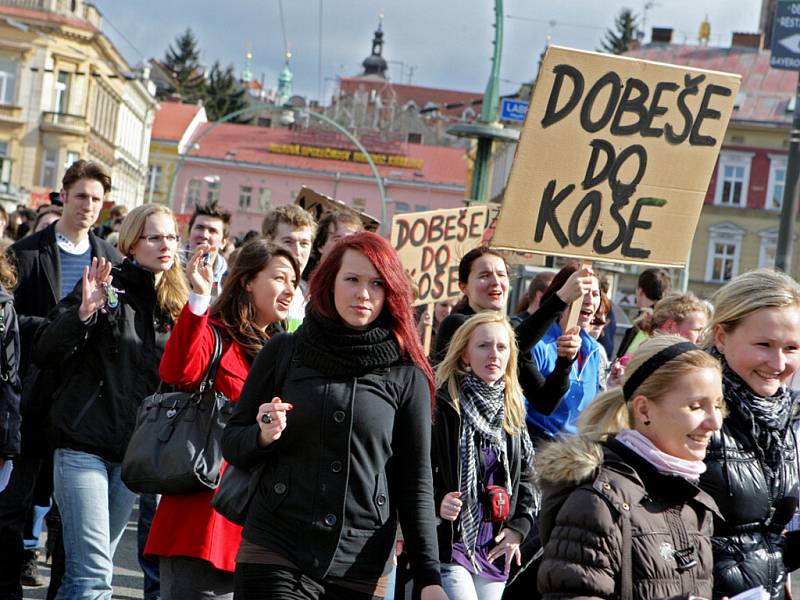 Protestní pochod vysokoškolských studentů krajským městem v rámci akce Týden neklidu.