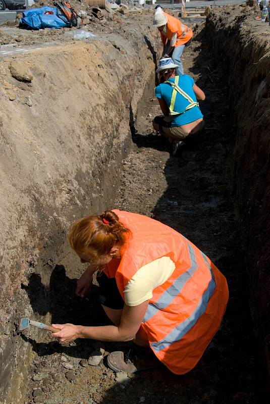 Archeologové při práci na Velkém náměstí.