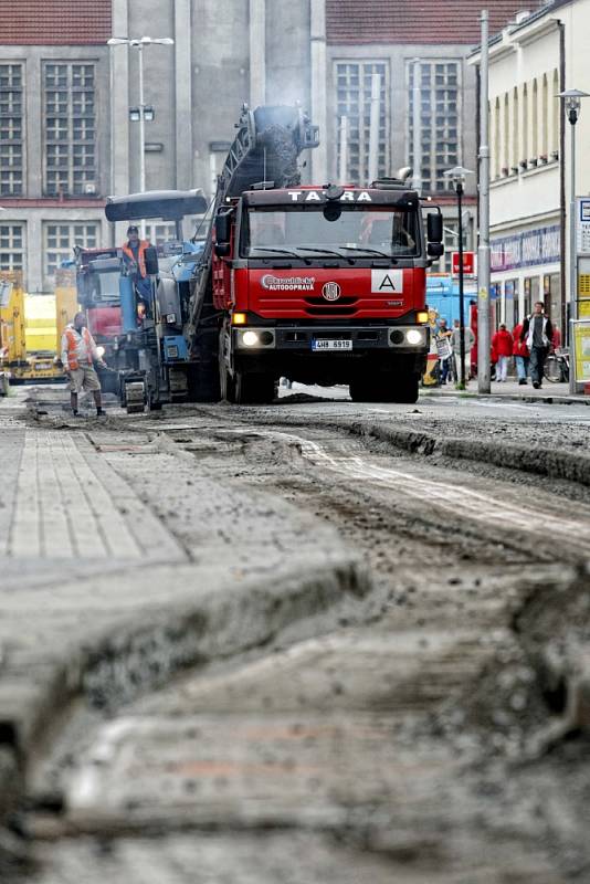 Z oprav na Dukelské třídě v Hradci Králové.