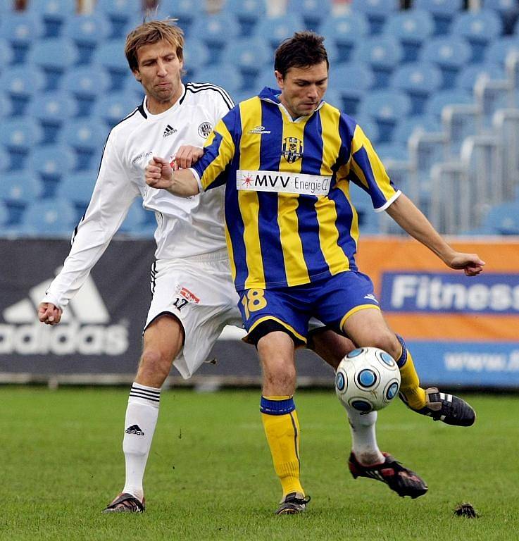 FC Hradec Králové x Slezský fotbalový club Opava: Zleva hradecký Martin Kasálek a Rostislav Kiška.