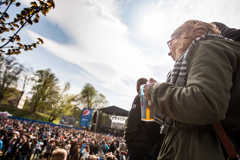 Majálesový festival v královéhradeckých Šimkových sadech.