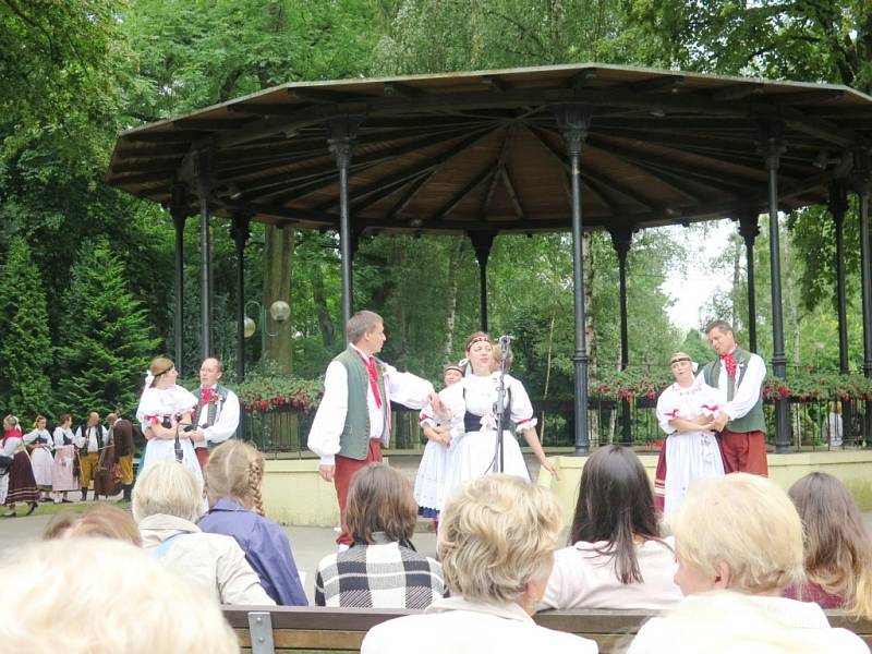 Mezinárodní folklorní festival v královéhradeckých Jiráskových sadech.