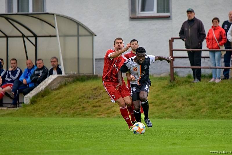 POSILY. Police nad Metují si pochvaluje působení fotbalistů z Afriky.