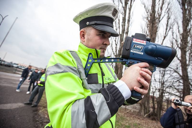 Puškový radar na měření rychlosti Policie ČR v Královéhradec­kém kraji.