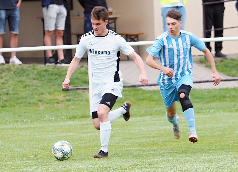 Šlágr III. třídy Sendražice (v bílém) vs. Nový Hradec Králové B (2:2).