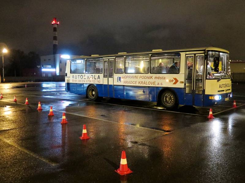 Týden vzdělávání dospělých - akce Za volantem autobusu v areálu Dopravního podniku města Hradec Králové.