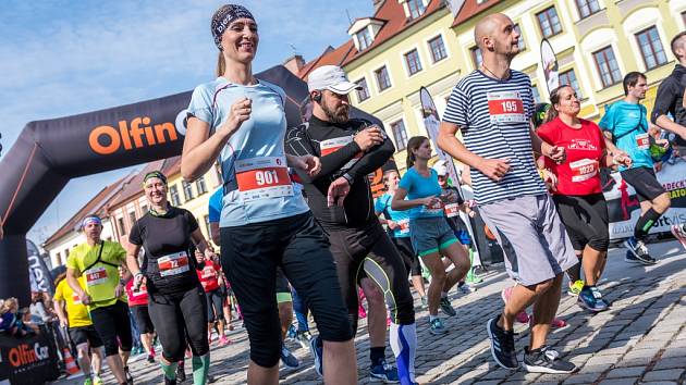 Tisíce běžeckých nadšenců se stejně jako v uplynulých letech i letos vydá na start Hradeckého půl/maratonu.