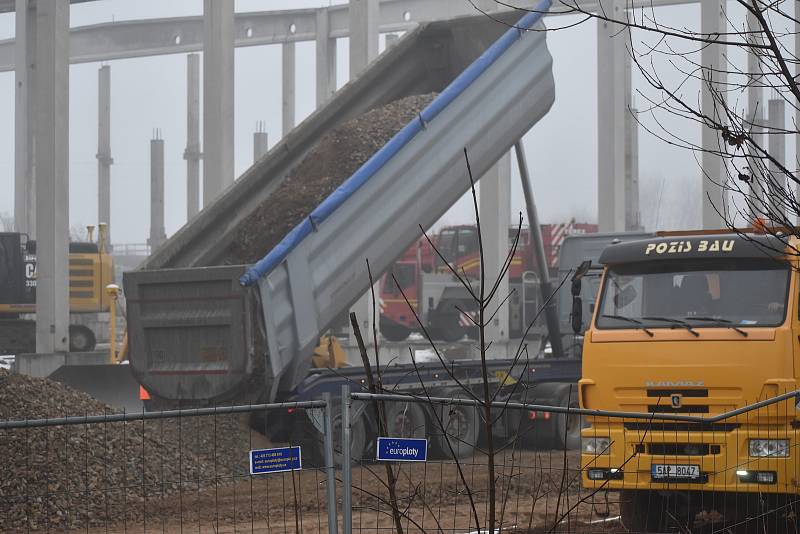 Téměř sedm let opuštěná stavba hal společnosti CTP se v prosinci rychle rozjela.