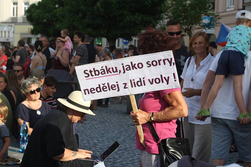 Na Masarykově náměstí v Hradci Králové se v úterý podle organizátorů sešlo více než tisíc lidí.