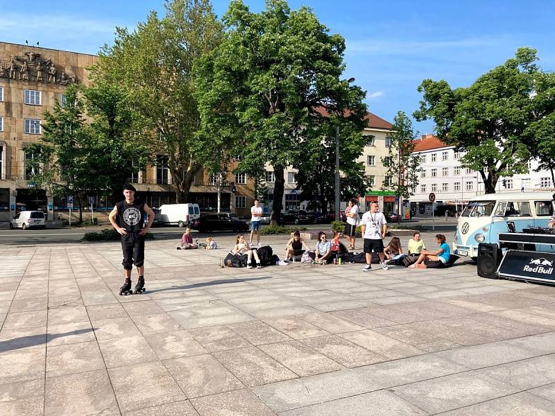 Taneční akce Jam & Roll rozzářila Ulrichovo náměstí.